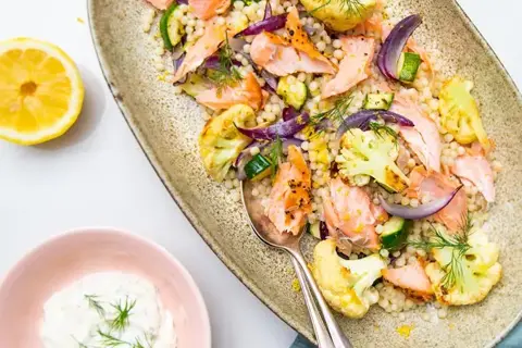 Varmrøget laks med citronstegt blomkål og hvedekernesalat
