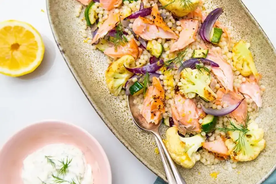 Varmrøget laks med citronstegt blomkål og hvedekernesalat — RetNemts eget foto