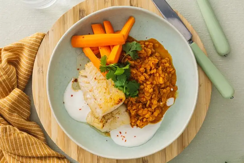 Dahl med stegt fisk og gulerødder — RetNemts eget foto