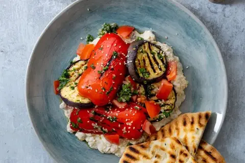 Kikærte msabbaha med mix af bagte grøntsager og persille/mynte gremolata