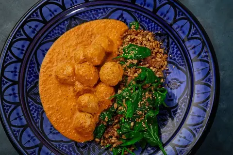 Heat: Kødboller i romescosauce med perlespelt