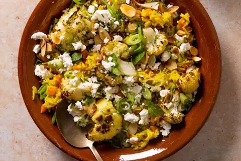 Persisk biryani – krydret ris med ovnbagt blomkål, feta og ristede mandelflager
