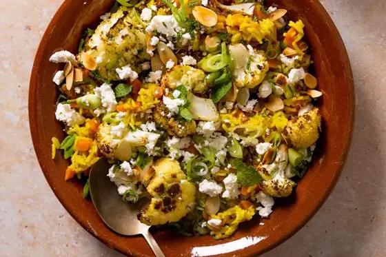Persisk biryani – krydret ris med ovnbagt blomkål, feta og ristede mandelflager