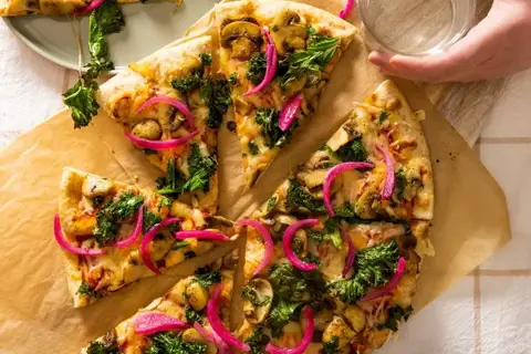 Vegetarpizza med to typer ost, grønkål og syltet rødløg