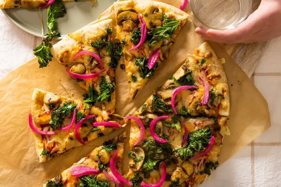 Vegetarpizza med to typer ost, grønkål og syltet rødløg — RetNemts eget foto