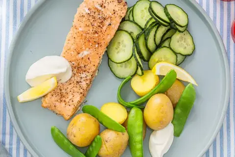 Ovnbagt laksefilet med agurkesalat, creme fraiche og kartofler