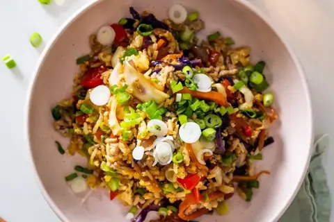 Hurtig fried rice med kylling, grønt og soya
