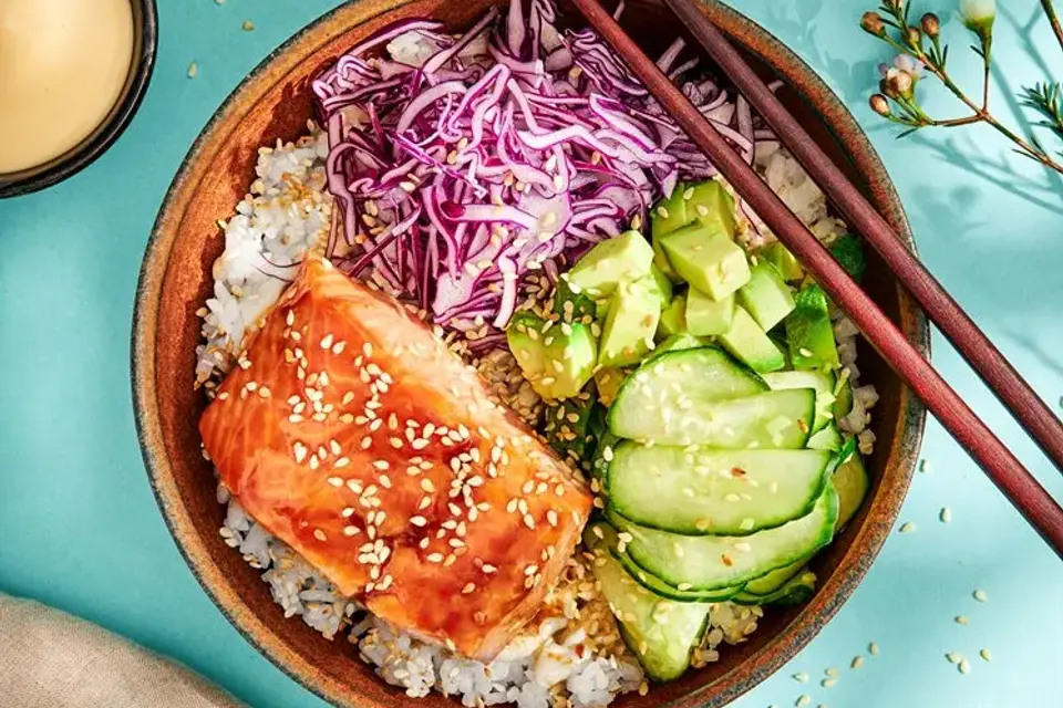 Donburi med ponzubagt laks, ingefærsyltet agurk og avocado — RetNemts eget foto