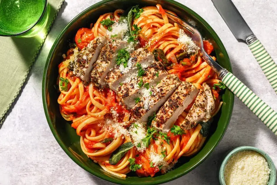 Urtemarineret svinekotelet stegt i salvie — HelloFreshs eget foto