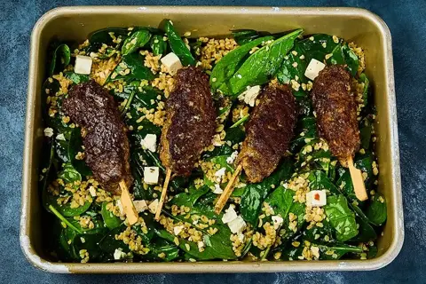 Team DK Kofta kebab med bulgursalat med salatost og spinat