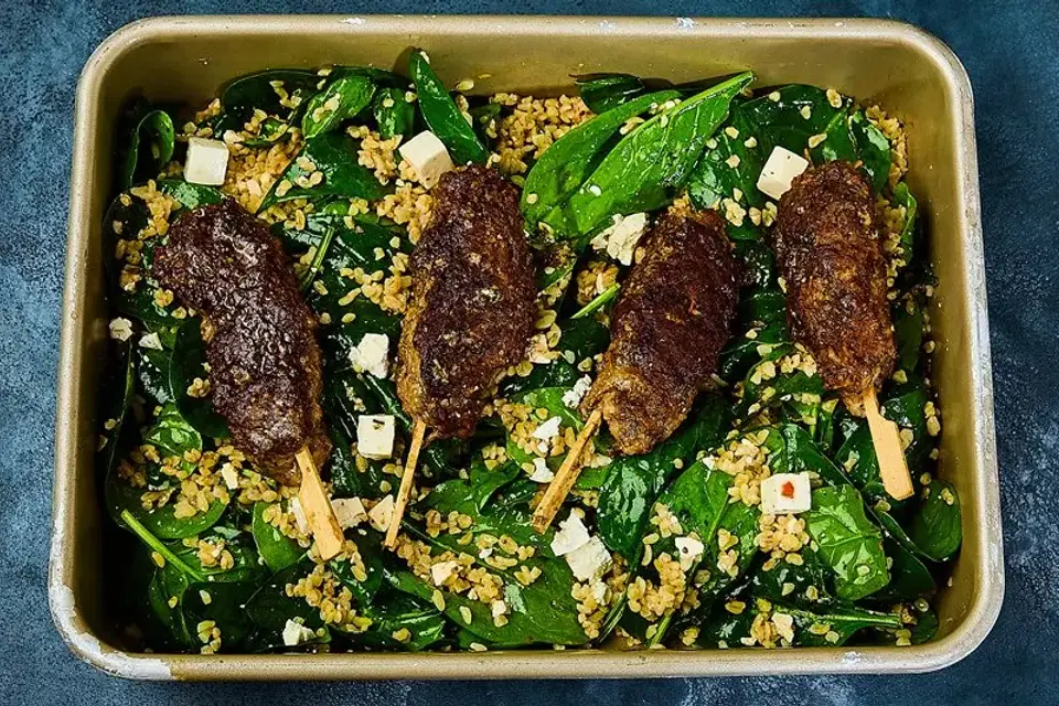 ELITE Team DK Kofta kebab med bulgursalat med salatost og spinat — Skagenfoods eget foto