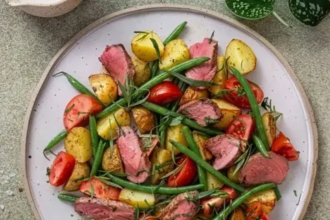 Bøfsalat med krydderstegte kartofler, tomat og grønne bønner serveret med estragonmayonnaise