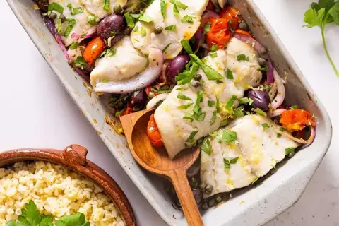 Middelhavsbagt hvid fisk med bulgur