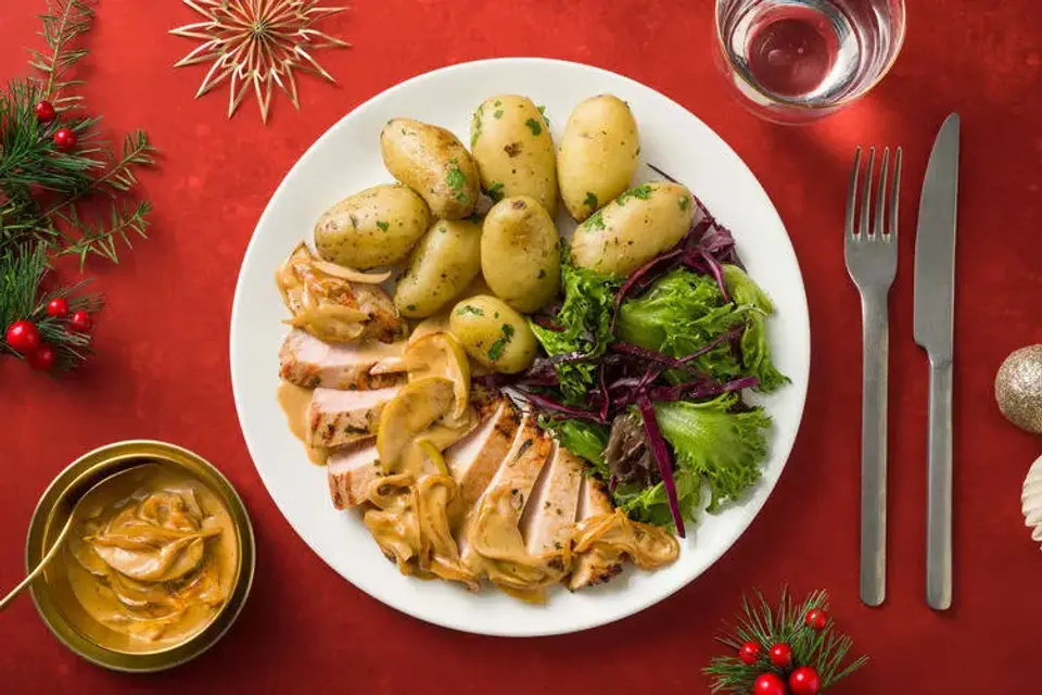 Urtemarineret svinekotelet i æblesmørsauce — HelloFreshs eget foto