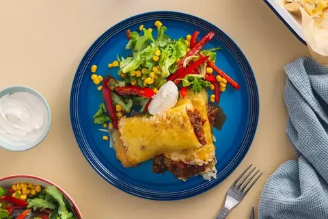 Quick chili con carne i gratinerede tortillas med salat og creme fraiche
