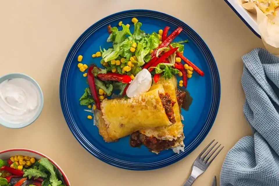 Quick chili con carne i gratinerede tortillas med salat og creme fraiche — RetNemts eget foto
