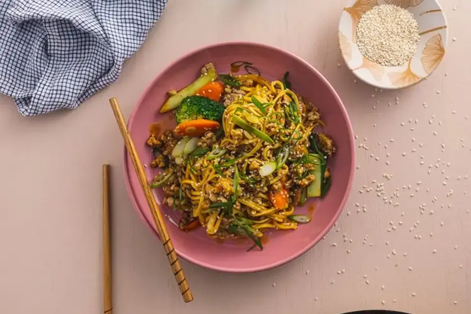 Chow mein med hakket kylling og broccoli — RetNemts eget foto