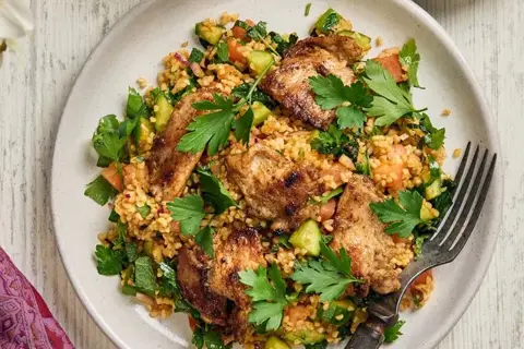 Ras el hanout-krydret svin med bulgursalat, peberfrugtcreme og mynte