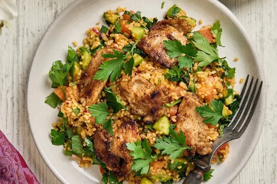 Ras el hanout-krydret svin med bulgursalat, peberfrugtcreme og mynte — RetNemts eget foto