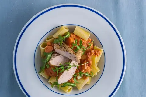 Stegt kyllingebryst med cremet tomatsauce, rucola og pasta