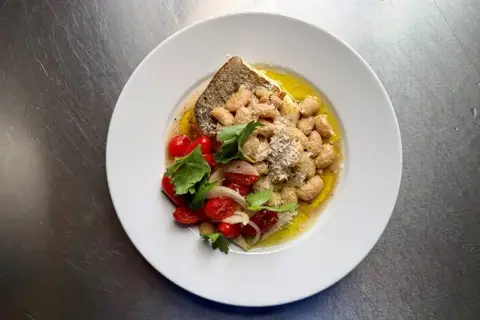 Stegt fisk med tomatsalat og bønner