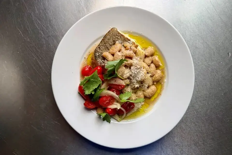 Stegt fisk med tomatsalat og bønner — Skagenfoods eget foto