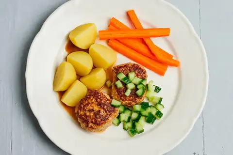 HEAT: Skagenfood frikadeller med skysovs og syltede agurker
