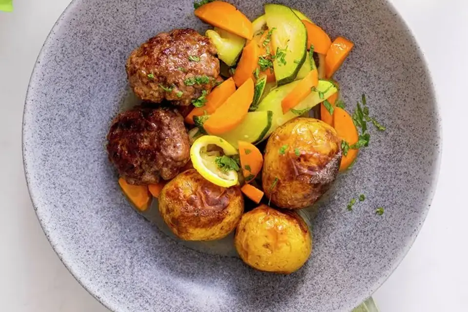 Polpette med saltbagte kartofler, squash og gulerod — RetNemts eget foto
