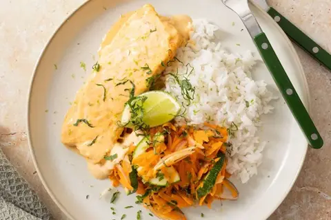 Bagt laks med spicy sataysauce og thai salat
