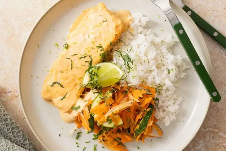 Bagt laks med spicy sataysauce og thai salat — RetNemts eget foto