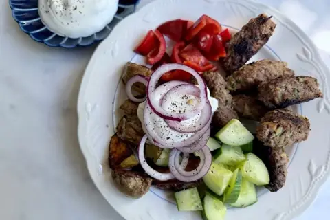 Chop kebab med knuste kartofler, salat og yoghurtdressing