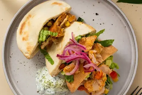 Pulled chicken i pitabrød med lynsyltede rødløg og tzatziki