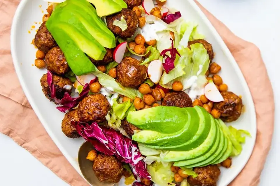 Salat med kødboller, avocado og hvidløgsdressing — RetNemts eget foto