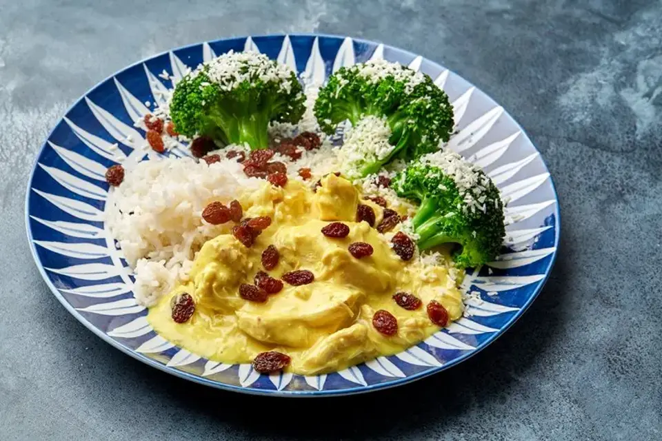 Heat: Kylling i karry med broccoli, rosiner, kokos og ris — Skagenfoods eget foto