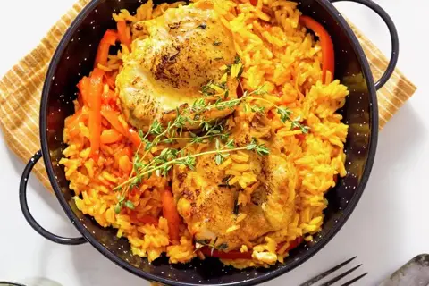 Jollof-rice med kyllingelårsteaks