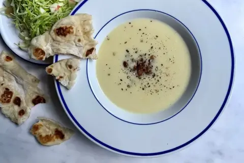 Kartoffel-porresuppe med bacon og kålsalat med æble