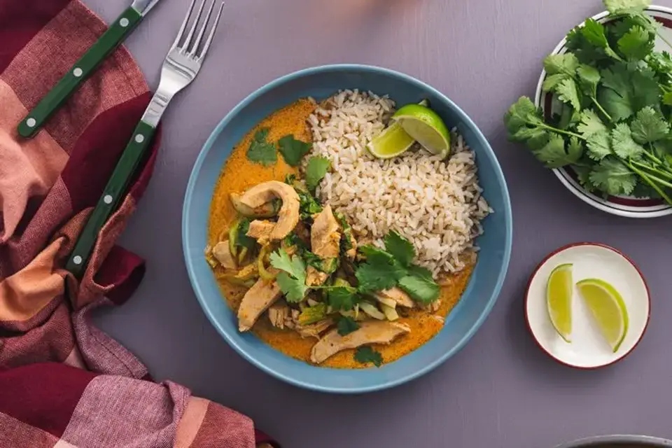 Panang curry med kylling, pak choy og fuldkornsris — RetNemts eget foto