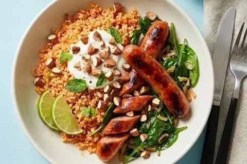Linquica pølser med spinat og tomatbulgur, mynte og yoghurt