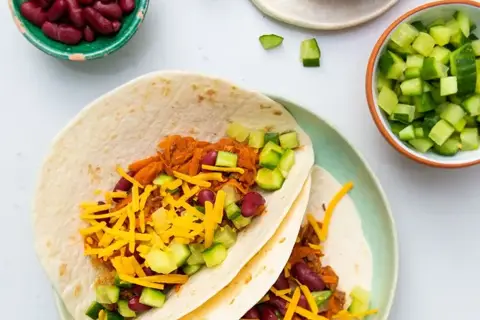 Tortilla med mildt spicy fyld og snackgrønt