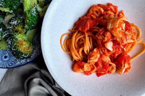 Pasta med kuller i tomatsauce og broccoli med parmesan