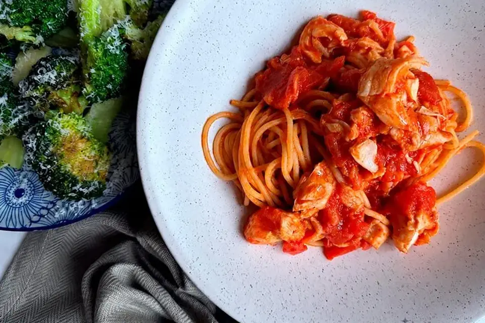 Pasta med kuller i tomatsauce og broccoli med parmesan — Skagenfoods eget foto