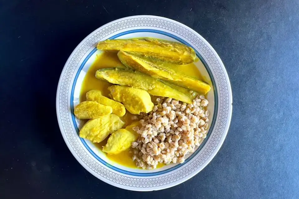 Kylling i karry med brune ris og dampet squash — Skagenfoods eget foto