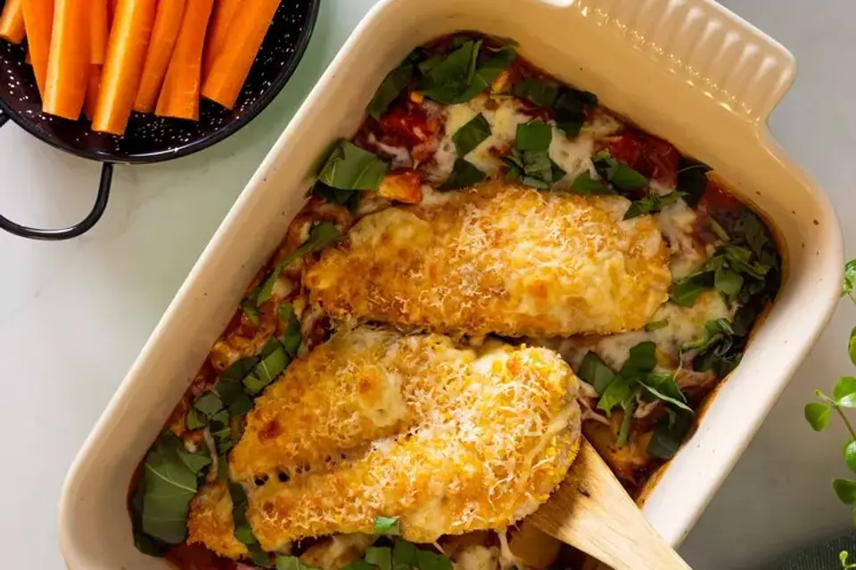 Kylling parmigiana med fuldkornspasta og gulerodsstave — RetNemts eget foto