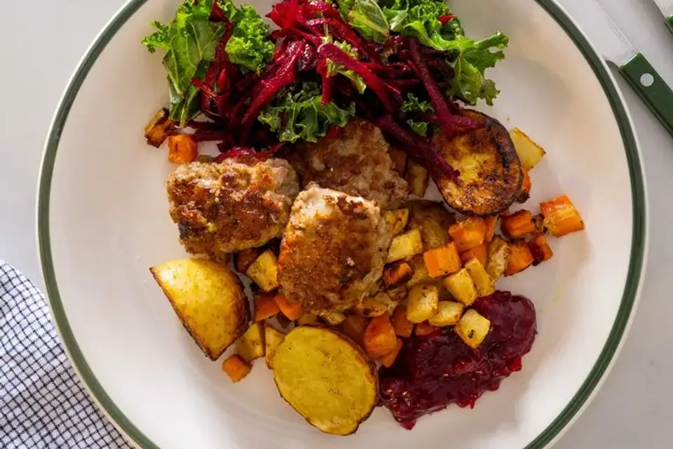 Frikadeller med sennepsbagte rodfrugter og tyttebær — RetNemts eget foto