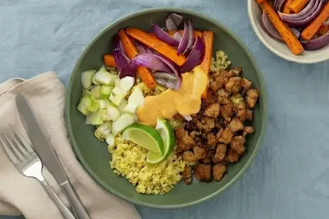 Bulgurbowl med kylling, srirachamayo og syltet fennikel