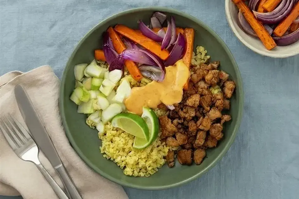 Bulgurbowl med kylling, srirachamayo og syltet fennikel — RetNemts eget foto