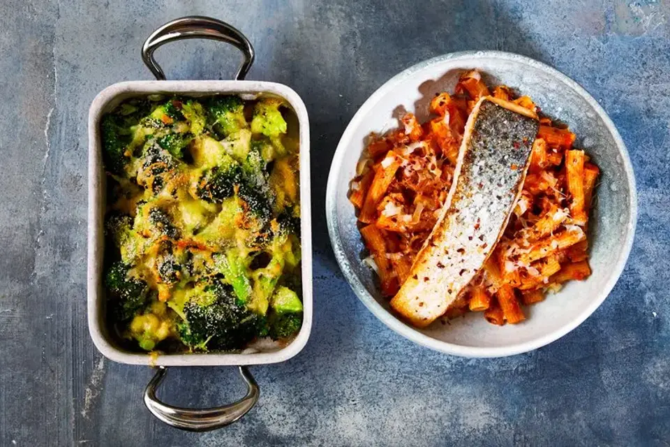 Stegt laks med sedani i mild arrabbiata serveret med gratineret broccoli — Skagenfoods eget foto