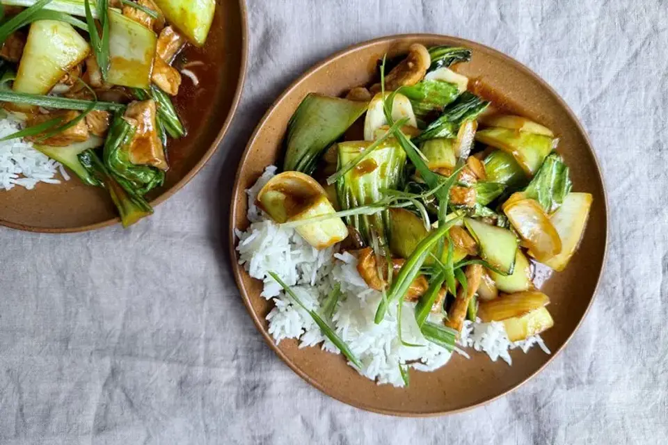 Lynstegt gris med hoisin, ris og pak choy — Skagenfoods eget foto