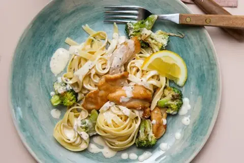 Stegt kylling med grøntsager og fettuccine i cremet sennepssauce