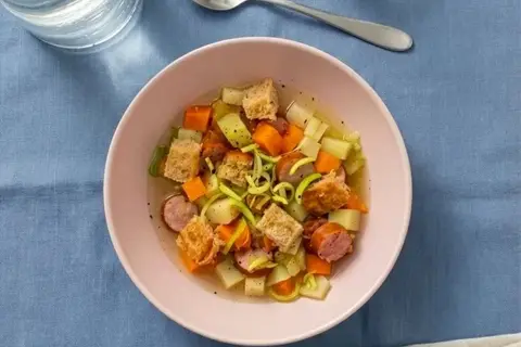 Grøntsagssuppe med rodfrugter, linquecapølse og croutoner